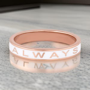 Anello SEMPRE - Anello smaltato personalizzato - Fascia impilabile smaltata larga 4 mm - Fascia smaltata personalizzata - Anello proposta - Fede nuziale - Alta qualità