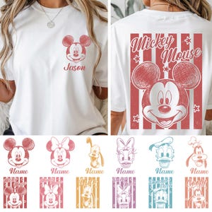 Puede incluir: Camiseta blanca con un diseño de Mickey Mouse rojo en la parte delantera con el nombre "Jason" y un diseño más grande de Mickey Mouse en la parte trasera con el texto "Mickey Mouse". Se muestran diseños adicionales de personajes de Disney.