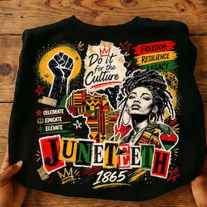 Op de afbeelding: Zwart sweatshirt met een grafisch ontwerp ter viering van Juneteenth. Het ontwerp bevat de tekst "Juneteenth 1865", een vuist, een kaart van Afrika en de woorden "Freedom, Resilience, Legacy".