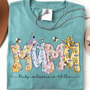 Camiseta personalizada Mama Bear PNG, Mama Est com nome da criança na manga PNG, Mãe personalizada PNG, Presente personalizado para o Dia das Mães, Dia das Mães PNG, Mama PNG