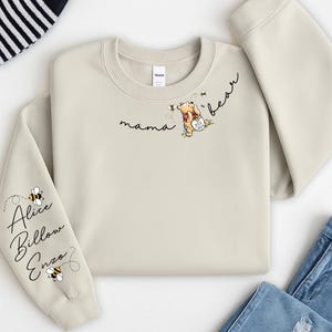 Camiseta personalizada Mama Bear PNG, Mama Est com nome da criança na manga PNG, Mãe personalizada PNG, Dia das Mães PNG, Mama PNG, Presente personalizado para o Dia das Mães