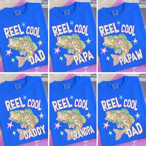 Peut inclure: Six t-shirts bleus avec l'inscription "REEL COOL" au-dessus d'un dessin de poisson. Le texte sous le poisson indique "DAD", "PAPA", "PAPAW", "DADDY", "GRANDPA" et "DAD".