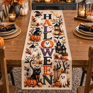 Peut inclure: Un chemin de table rectangulaire présentant un motif vertical d'Halloween avec le mot HALLOWEEN en lettres colorées. L'imprimé comprend des fantômes, des chats noirs, des citrouilles, une maison hantée, des lanternes, des chauves-souris et des feuilles.