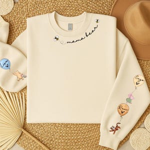 Camiseta personalizada Mama Bear PNG, Mama Est com nome da criança na manga PNG, Mãe personalizada PNG, Dia das Mães PNG, Mama PNG, Presente personalizado para o Dia das Mães