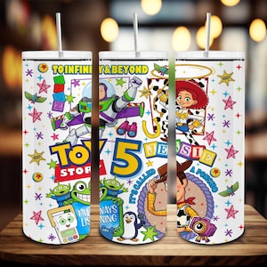 Puede incluir: Un vaso cilíndrico blanco con pajita que presenta personajes de Toy Story, incluidos Buzz Lightyear, Jessie, Woody y alienígenas. El diseño incluye el texto TO INFINITY & BEYOND, TOY STORY, un número 5 grande y coloridos acentos de estrellas.