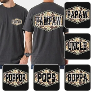 Puede incluir: Camisetas grises oscuras con la palabra "PAWPAW" en un diseño de camuflaje en la espalda y el bolsillo delantero. Diseños adicionales incluyen "PAPAW", "UNCLE", "POPPOP", "POPS" y "BOPPA" en estilos similares.