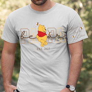 Chemise papa ours personnalisée Png, Papa Est avec nom d'enfant sur la manche Png, tee-shirt papa personnalisé Png, cadeau personnalisé fête des pères Png, idées cadeaux papa