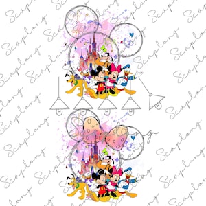 Può includere: Un'illustrazione ad acquerello di Topolino e i suoi amici di fronte al Castello di Cenerentola. I personaggi sono circondati da schizzi di acquerello rosa e viola e orecchie di Topolino.