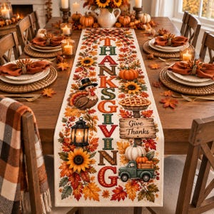 Könnte beinhalten: Ein rechteckiger Tischläufer mit Thanksgiving-Motiv und dem vertikalen Schriftzug THANKSGIVING in fetten Buchstaben. Das Design zeigt einen Truthahn, eine Laterne, einen Kuchen, ein Holzschild mit der Aufschrift Give Thanks, einen grünen LKW und Sonnenblumen.