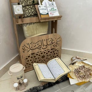 Moroccan Islamic prayer corner organizer in natural wood — complete lifestyle setup with Quran stand, rehal, prayer mat, Islamic books and tasbih. Authentic Islamic home decor and Islamic gift set. Handcrafted in Morocco.