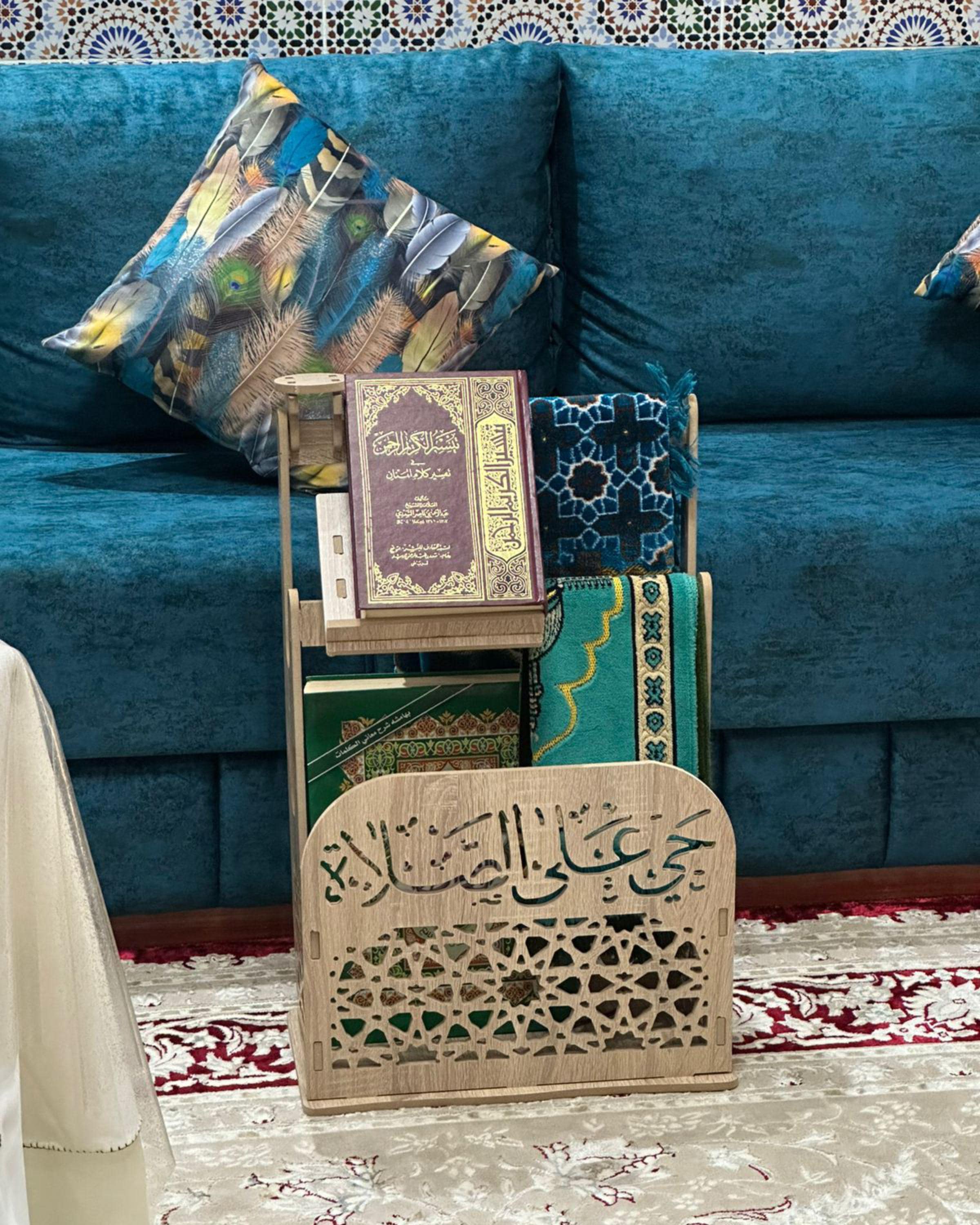 JORNAL STANDERD FURNITUREペルシャ絨毯133x200cm Moroccan Wooden Prayer Mat Stand With Quran Holder and Sajjada