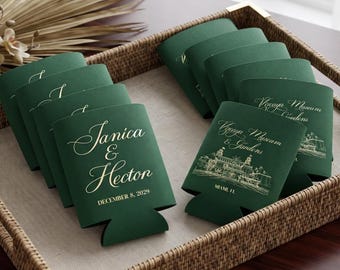 Puede incluir: Una colección de enfriadores de latas de espuma verde oscuro con texto impreso en dorado. Algunos muestran los nombres Janica & Hecton con la fecha 8 de diciembre de 2029, otros una ilustración del Vizcaya Museum & Gardens, Miami, FL.