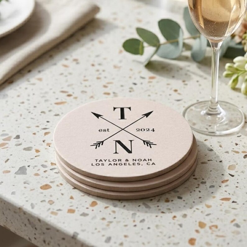 Posavasos personalizados para recepción de boda, posavasos de cartón prensado de 40 puntos, recuerdos para fiestas de boda. imagen 1