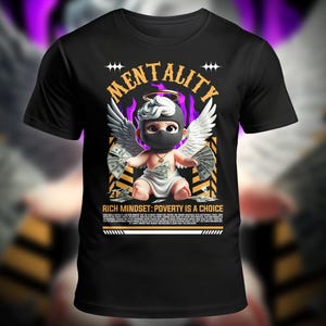K&ouml;nnte beinhalten: Schwarzes T-Shirt mit einer Grafik eines Babyengels, der eine schwarze Maske tr&auml;gt und Geld h&auml;lt. Das Design enth&auml;lt das Wort "MENTALITY" und den Satz "RICH MINDSET: POVERTY IS A CHOICE". Der Engel hat wei&szlig;e Fl&uuml;gel und einen Heiligenschein.