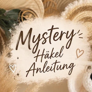 Op de afbeelding: Een digitale afbeelding met de tekst Mystery Häkel Anleitung in donkerbruin handschrift, gecentreerd op een gestructureerde crèmekleurige penseelstreekachtergrond. Het ontwerp bevat kleine ster- en hartpictogrammen, met wazig geweven decor op de achtergrond.
