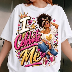 Può includere: Una t-shirt bianca con un'illustrazione grafica di una persona con capelli ricci che indossa una fascia leopardata, occhiali da sole e orecchini a cerchio. Il design include il testo I Celebrate Me in rosa e oro, circondato da stelle e cuori.