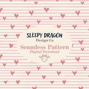 Könnte beinhalten: Ein digitales nahtloses Musterdesign mit einem sich wiederholenden Muster aus rosa Herzen auf einem Hintergrund aus rosa horizontalen Streifen. Das Design enthält den Text "Sleepy Dragon Design Co" und "Seamless Pattern Digital Download".