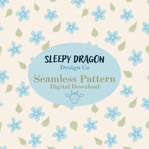Könnte beinhalten: Nahtloses Muster mit hellblauen Blumen und grünen Blättern auf cremefarbenem Hintergrund. Das Design enthält den Text "SLEEPY DRAGON Design Co" und "Seamless Pattern Digital Download" in einem hellblauen Oval.