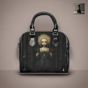 Elaras Handtasche - Dunkle Eleganz Noir Handtasche mit Vergoldeten Akzenten und ätherischem Art Print - Vegan Leder Schönheit