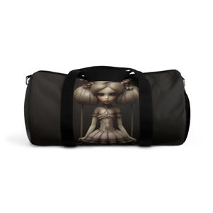 Seraphinas Sporttasche, sportliche Reisetasche, komplett bedruckte, rosafarbene Fantasy-Puppenillustration, dunkles Romantik-Design, Bring mich ins Fitnessstudio