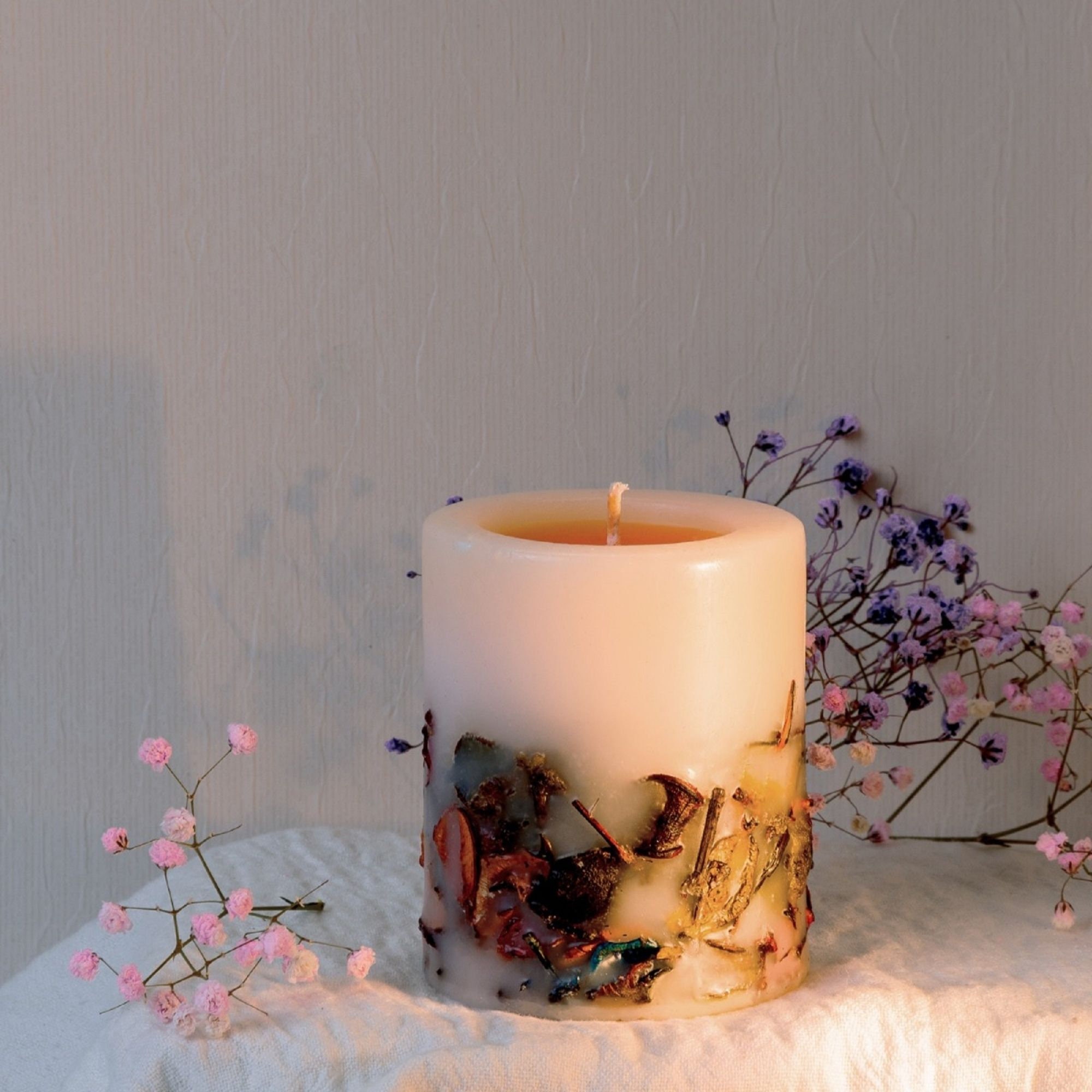 Handmade floral wax candle with dried flowers – купить на Ярмарке Мастеров  – SM3LQCOM