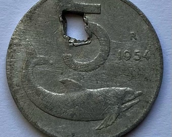 Moneda muy rara de 5 liras italianas. Año 1954. Auténtico. Delfín/Arado. Perforado.