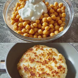 Puede incluir: Un cuenco de cristal transparente lleno de garbanzos dorados cubiertos con una cucharada de yogur blanco espeso, y una sartén antiadherente gris con un pan plano redondo de color marrón dorado y superficie tostada.