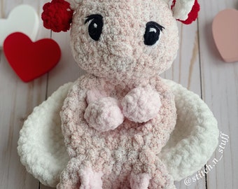 Cora the Cuddle-Bug Crochet Pattern ~Día de San Valentín ~Cuddle-Bug Lovey ~Crochet Snuggler ~Patrón de ganchillo PDF digital ~StitchnStuffByAlexia