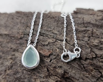 Collar delicado de calcedonia aguamarina, collar con colgante en forma de lágrima de plata de ley 925, joyería minimalista, collar delicado de piedras preciosas, ideal para regalar.
