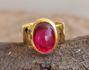 Anello con rubino placcato oro 18k, anello importante, rubino rosso cabochon, ciliegia rossa, pietra rara, castone in oro opaco, fede nuziale, regali di San Valentino