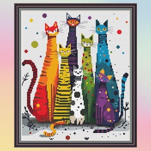 Peut inclure: Une broderie au point de croix encadrée représentant sept chats stylisés aux corps allongés. Les chats sont de différentes couleurs, dont orange, jaune, violet, vert et bleu, avec des motifs. Le fond est blanc avec des points colorés.