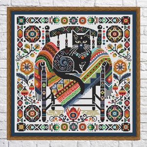 Puede incluir: Un gato negro sentado en un sillón colorido con una manta estampada. La silla está decorada con formas geométricas y flores. El gato lleva un collar con un colgante.
