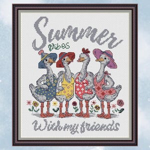 Puede incluir: Obra de arte de punto de cruz con cuatro gansos con trajes de baño y sombreros, con el texto "Summer Vibes" y "With my friends." Los gansos visten trajes de baño y sombreros azules, amarillos, rojos y rosas. La obra está enmarcada.