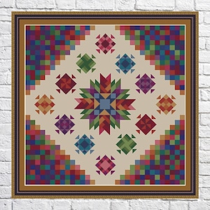 Puede incluir: Un patrón de colcha colorido con un diseño de estrella en el centro. El patrón está formado por cuadrados y diamantes en tonos de rojo, naranja, amarillo, verde, azul, morado y marrón.