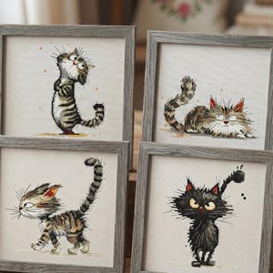Könnte beinhalten: Vier gerahmte Kreuzstichbilder mit Katzenmotiven. Oben links: eine stehende getigerte Katze, die nach oben schaut. Oben rechts: eine langhaarige getigerte Katze mit Brille im Liegen. Unten: ein laufendes getigertes Kätzchen und eine schwarze Katze.