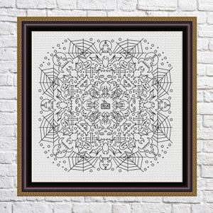 Puede incluir: Patrón de punto de cruz en blanco y negro con un diseño de mandala espeluznante con calaveras, huesos cruzados y telarañas.