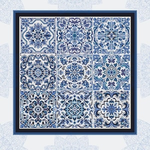 Peut inclure: Une œuvre d'art carrée encadrée présentant neuf carreaux à motifs bleus et blancs. Chaque carreau affiche un motif unique et complexe avec des motifs floraux et géométriques. L'œuvre est encadrée dans un bord bleu foncé.