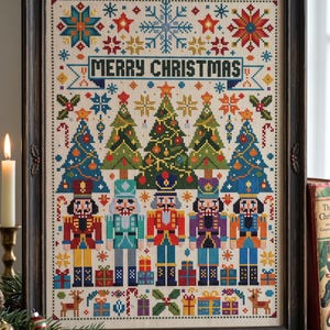 Puede incluir: Un cuadro de punto de cruz con el texto MERRY CHRISTMAS, cinco figuras de cascanueces coloridas, tres árboles de Navidad decorados, copos de nieve, estrellas y cajas de regalo en una paleta vibrante de rojo, verde, azul y amarillo.