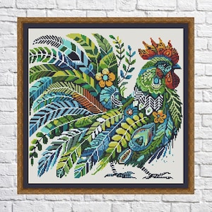 Peut inclure: Un motif de point de croix coloré d'un coq avec un plumage vert, bleu et jaune. Le coq est entouré de fleurs et de feuilles.