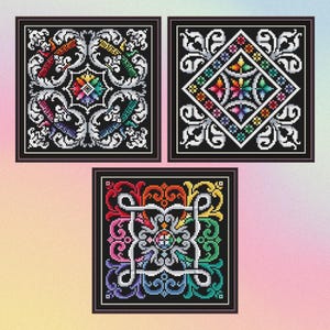 Könnte beinhalten: Drei schwarze und weiße Kreuzstichmuster mit komplizierten floralen Designs. Das mittlere Muster zeigt ein Regenbogen-Farbschema.