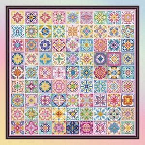 Op de afbeelding: Een ingelijste kruissteeksampler met een raster van 64 kleurrijke, vierkante tegels. Elke tegel toont een uniek bloemen- of geometrisch patroon in tinten roze, blauw, geel en groen. De sampler is ingelijst in een donkerbruine rand.