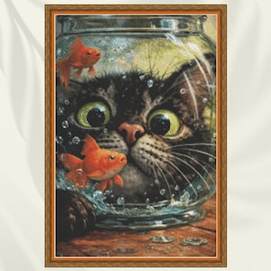 Puede incluir: Un patrón de punto de cruz que muestra un gato atigrado oscuro con grandes ojos verdes mirando a través de una pecera de cristal. Dos peces dorados de color naranja brillante nadan en el agua, rodeados de burbujas, dentro de un marco.