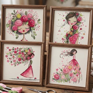Op de afbeelding: Vier ingelijste kruissteekkunstwerken met bloemrijke portretten van vrouwen. De kunstwerken tonen gedetailleerde steken met roze, rode, groene en gele bloemen. Elk stuk is geplaatst in een houten frame, waardoor een samenhangende collectie ontstaat.