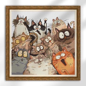 Può includere: Un ricamo a punto croce incorniciato raffigurante un gruppo di gatti dei cartoni animati con grandi occhi e vari colori di pelo, tra cui arancione, grigio e marrone. I gatti sono fittamente raggruppati, creando un'immagine stravagante e dettagliata.