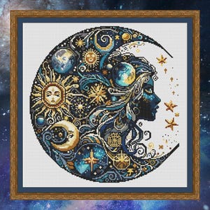 Pode incluir: Um padrão de ponto cruz que apresenta uma lua crescente com um rosto estilizado, cercada por estrelas, planetas e símbolos celestiais em tons de azul, dourado e branco.