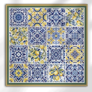 Puede incluir: Un sampler de punto de cruz enmarcado con dieciséis paneles cuadrados. Los paneles muestran patrones azules y amarillos, incluyendo limones y diseños geométricos. El marco dorado tiene un borde verde. Es un artículo decorativo.
