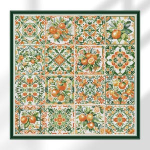 Puede incluir: Una obra de arte enmarcada con una cuadrícula de dieciséis paneles cuadrados. Cada panel muestra un diseño de punto de cruz con cítricos naranjas, hojas verdes y intrincados patrones florales en naranja, verde y blanco. El marco es verde oscuro.