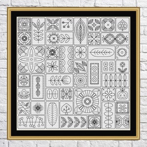 Può includere: Motivo geometrico in bianco e nero con varie forme e disegni. Il motivo è composto da quadrati e rettangoli, ognuno contenente un disegno diverso. I disegni includono fiori, foglie, stelle e altre forme astratte.