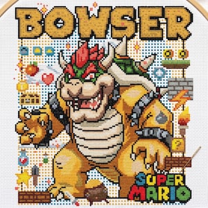 Pode incluir: Ponto cruz de Bowser do Super Mario, com o personagem em tons de amarelo, laranja e verde. A palavra "BOWSER" é bordada em ouro acima do personagem, e "SUPER MARIO" abaixo. O fundo inclui elementos pixelizados.