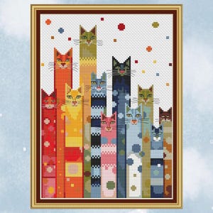 Pode incluir: Obra de arte em ponto cruz com uma variedade colorida de gatos estilizados. Cada gato é retratado em uma forma retangular vertical com várias cores e padrões, incluindo vermelho, laranja, amarelo, azul e verde. A obra está emoldurada.